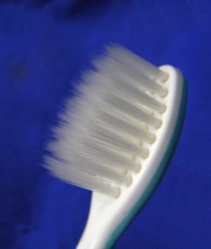 Zahnbürste mit oft empfohlenen weichen Borsten